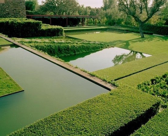 « Laisser le jardin se trouver plutôt que d’imposer un plan préconçu sur la terre. Sans spiritualité les jardins deviennent juste un arrangement de plantes. » (F. Caruncho)